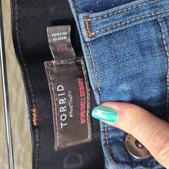 Torrid Bombshell Skinny Premium Stretch High-Rise Destructed Jean 20R - Picture 11 of 16